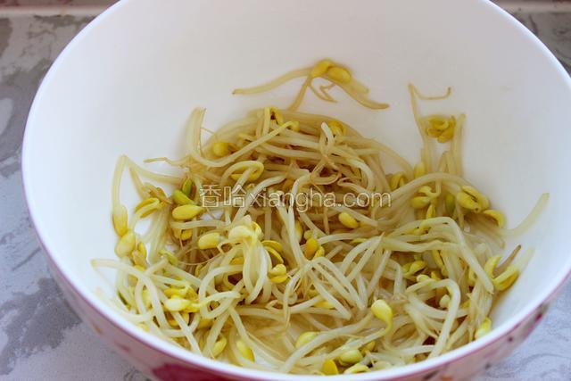 豆芽捞出晾凉