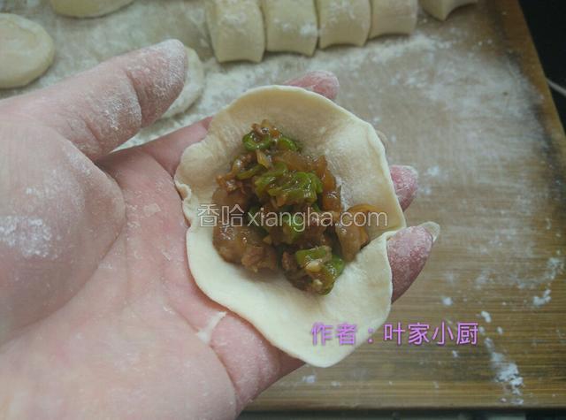 取适量馅放入面皮中间。