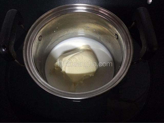 把牛奶和奶酪隔水融化搅拌至顺滑