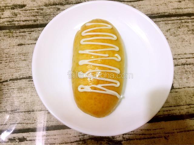 在面包表面挤上沙拉酱