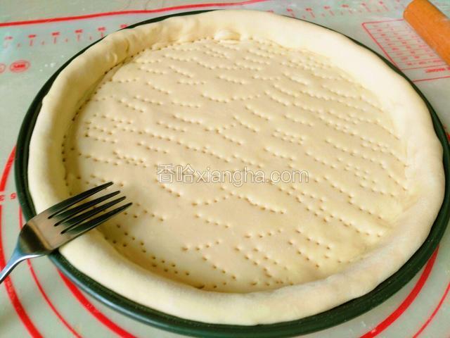 擀好放披萨盘里，饼胚不超过盘边，饼边边稍微厚点比较好。中间用叉子任意扎些小空防止烤时起鼓。擀好醒发几十分钟。