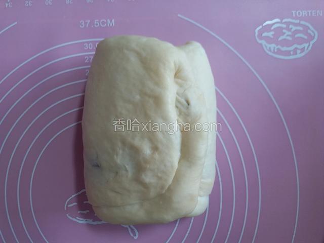 醒10分钟后，再重复7.8.9.的步骤，擀长，折成三分之一大小，如图。