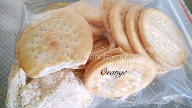 将饼干装在密封的塑料袋儿里。