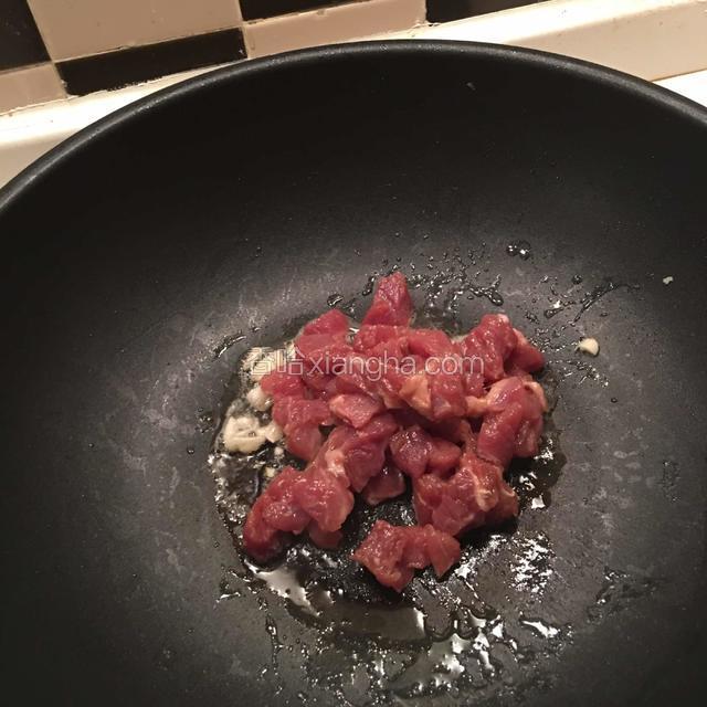 热油锅，炒香蒜蓉，先放瘦肉炒至变色