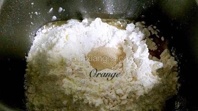 按顺序依次加入面包桶内:鸡蛋，牛奶或者水，白糖，盐，高筋面粉，奶粉，酵母，玉米油或者黄油（注意，盐和糖要对角放，如果用黄油，需要揉面15分钟再添加黄油，黄油需要室温软化）
