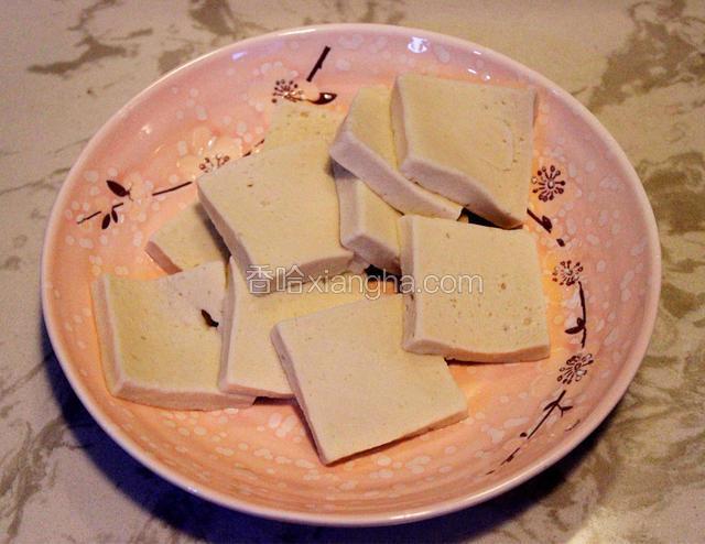 千叶豆腐我买的是冻的，先焯水晾凉