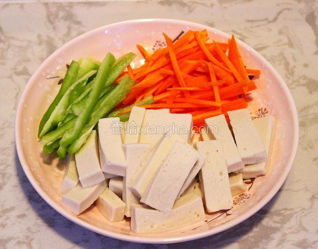 千叶豆腐切条，青椒和胡萝卜切丝