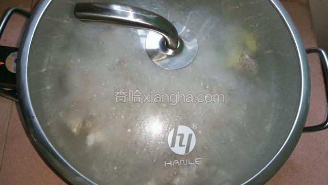 盖上盖子，大火煮开转小火煮20分钟