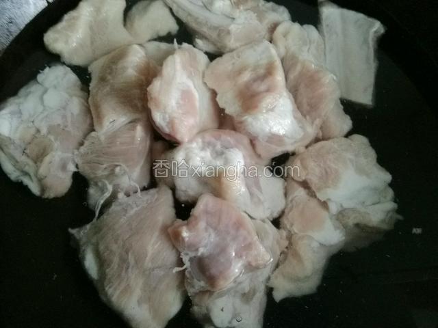 购买的猪肋排最好是精排，切成5-6厘米段儿，用清水反复冲洗浸泡血水至少五遍；(此菜谱仅限香哈蓝调雨儿所有)