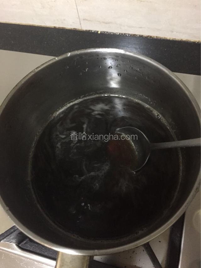 过滤掉茶叶后倒入奶锅中加入红糖煮溶红糖