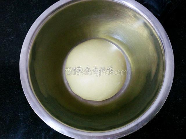 滚圆盖保鲜膜放温暖处进行基础发酵。
冬天我一般放泡沫箱里，旁边放一杯热水，泡沫箱的保温箱好，所以能帮助的发酵。