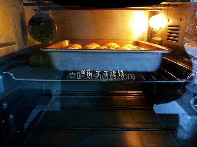 送入预热好的烤箱中层。上下火180度烤33分钟。中途表面上色合适了覆盖锡纸直至烤熟。
烘烤过程中准备好糖水，10g白糖倒入5g热水搅拌均匀至白糖融化备用。