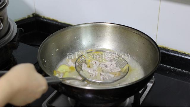 锅里肉片泛白微卷就可以出锅了，时间很短。把肉片和酸菜用漏勺捞出来，盛在碗里。把锅里的酸汤汁留一半盛在另一个碗里