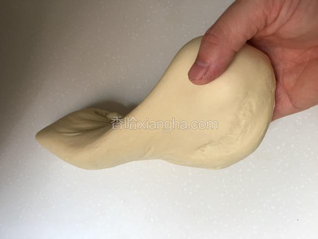 取出面团揉搓，还有摔打面团