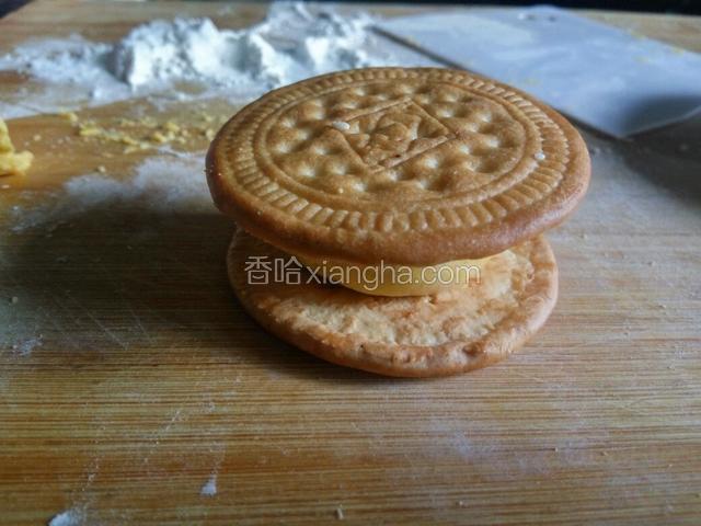 饼干上下对齐，按一下，让馅料成均匀固饼状。