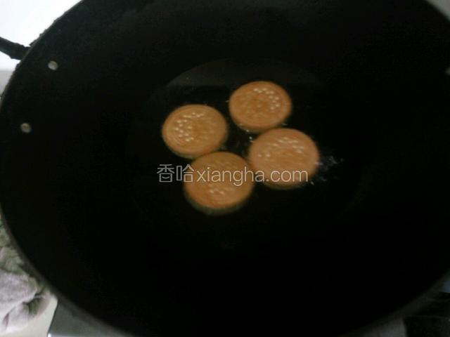 用这种锅要时不时搅动饼干，以免炸糊，用筷子插一下饼干，抽出来没有馅出来就炸好了。
