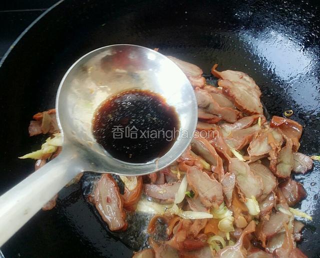 把切好的肉片倒入锅里，翻炒几下，加少许醋。