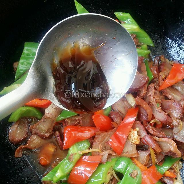加适量耗油，少许盐，翻炒均匀后，就可以起锅装盘了。