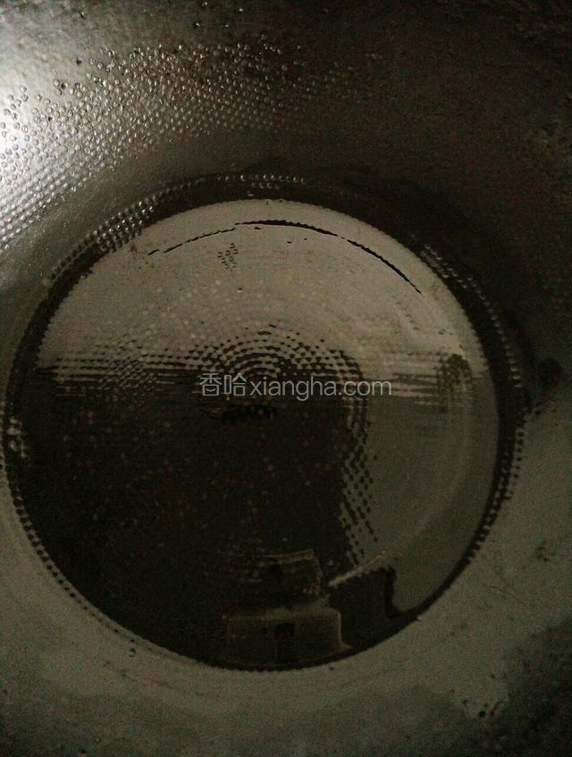 平底锅小火烧热倒入少量油