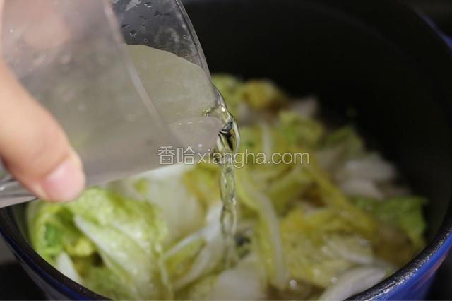 加入1碗高汤或水。
