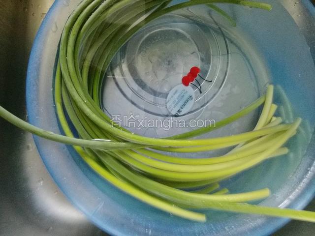 新鲜蒜薹两头掐掉洗净，老的地方绝对不留；