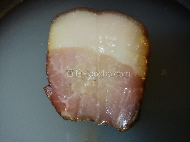腊肉用淘米水洗净，我习惯先煮一下卫生；