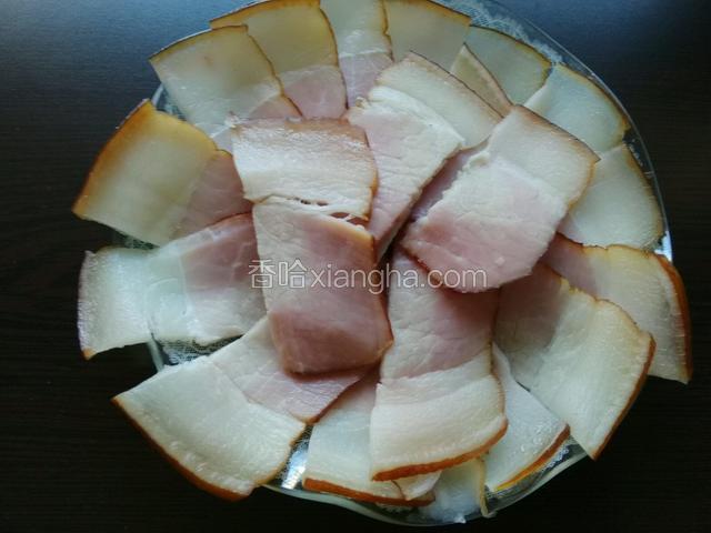 腊肉自然晾干；