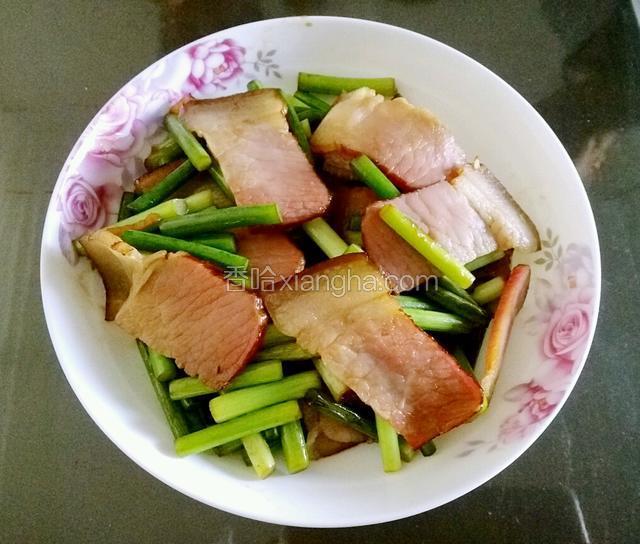 腊肉蒜薹收汤后盛出，排盘，近距离高清图！