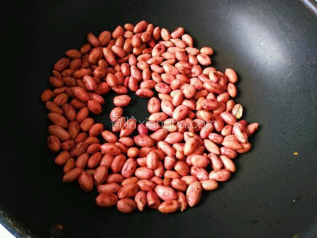 炒花生米，放锅里直接小火炒至八分熟，凉透去皮，擀碎，注意炒时不放一滴油哦。