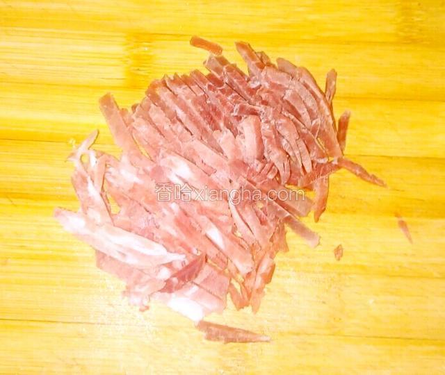 将猪瘦肉切成丝。