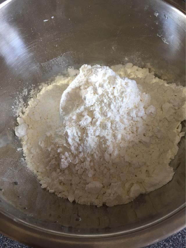面粉放盆里，放入2克的盐搅拌均匀。