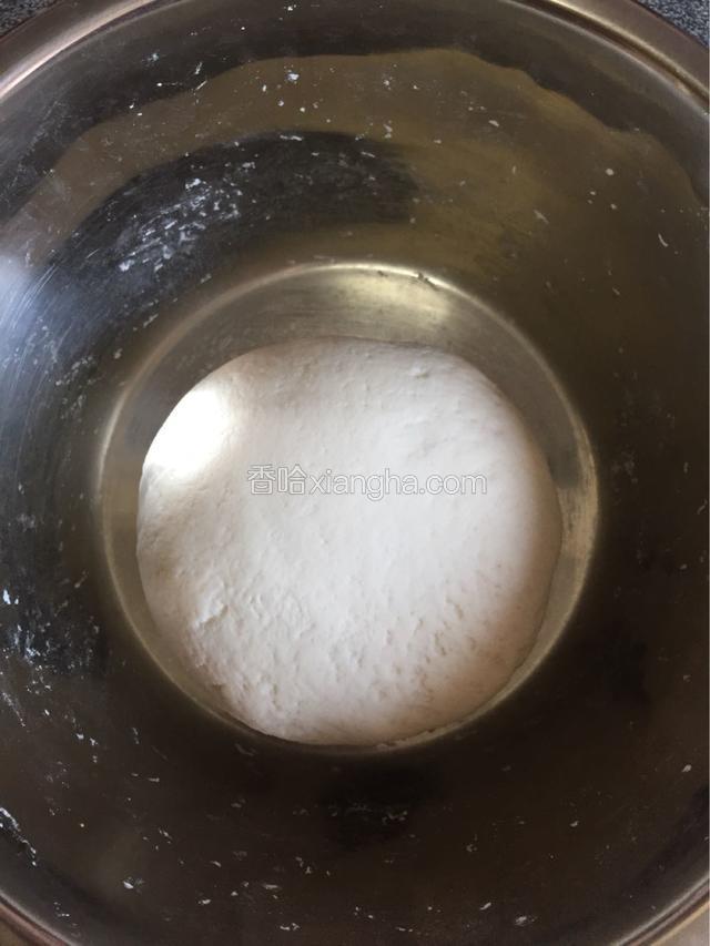 揉成光滑的面团盖上湿布醒20分钟。
