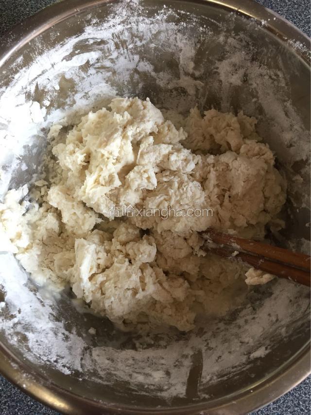 沸腾的水一次性的倒入，用筷子搅拌成棉絮一样。等面凉了以后上面洒一些凉水。