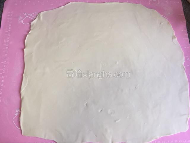 擀一张大薄生面饼。最好是长40cm宽25cm的面饼，我擀的太方正了。
