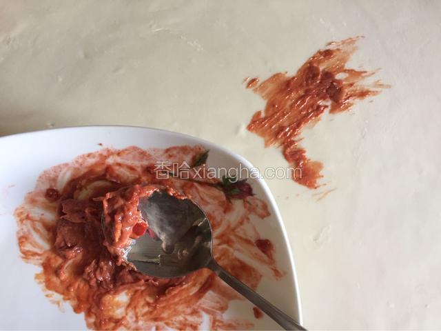 腐乳压成泥，用一点汁好打开，用勺背把腐乳抹到饼上。