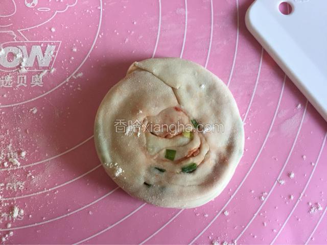 用手按压再整理成饼状，如果剂子短的就好按压。
