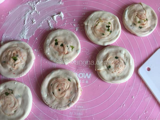 全部做好腐乳葱花饼，这个量我做了8个饼。