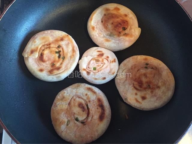 煎好的饼，我还做了个小饼。小饼忽略不计。