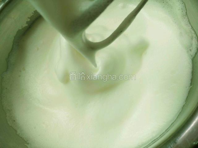 将最后的白糖放入打发至提起有尖角即可。
再与蛋黄糊拌匀，以翻拌的手法拌。