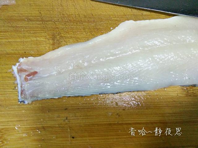 把鱼肉摆好在砧板上