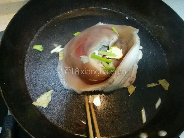 肘子表面划刀，容易入味！放入锅中，加适量开水没过肘子、葱段、姜片、花椒、大料、香叶煮40
分钟；