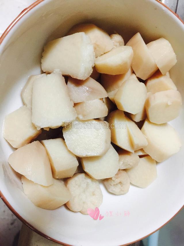 蒸熟后剥皮切块待用
