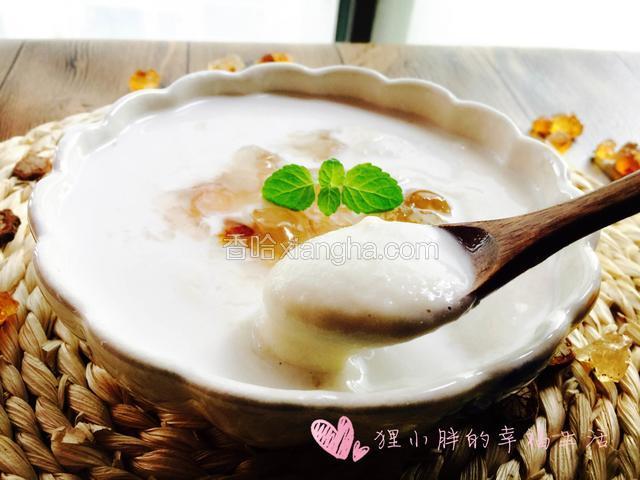 倒入煮好的桃胶皂米即可。看看芋泥这拉丝效果。完全是椰浆和芋头的香气，顺滑。。