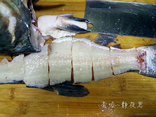 鱼骨剁成小块备用