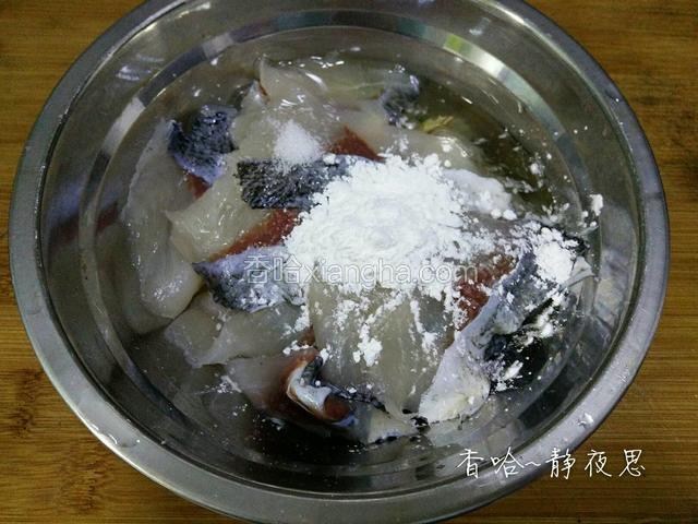 切好的鱼片放入干净的盆中，加入适量盐，适量生粉，一个鸡蛋清（蛋黄不要）