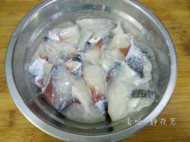 用手抓捏均匀后放一边腌制