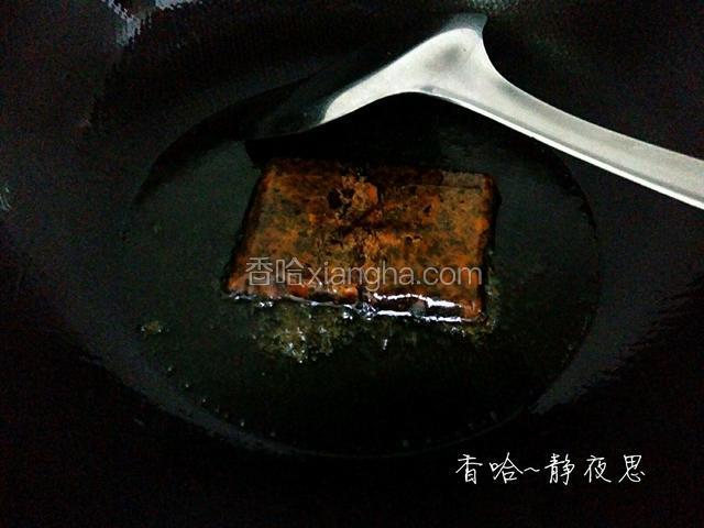 锅里烧油，放入一半的火锅底料煸炒融化（喜欢辣的可以放一整包150克，我只能接受半包）