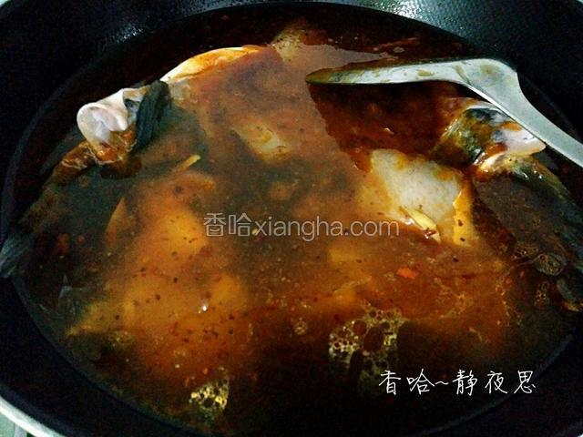 加入适量清水，放入鱼头和剁好的鱼骨（水多一些，要盖过鱼）