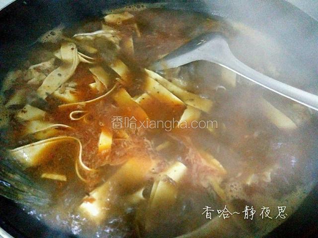 大火烧开后加入千张，加1勺料酒，1勺老抽，1勺陈醋，适量盐（勺子就是家里平时常用的吃饭小勺，放盐要注意，因为底料和豆瓣酱都是有咸味的，不要放多了盐）