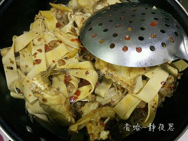 大火煮15分钟左右就可以了，用漏勺把鱼肉和千张捞起来放入火锅盆底，铺平即可